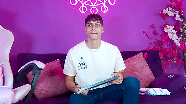 AlessioVitale online show from November 2025 12:16:02 PM