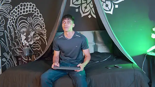 AlessioVitale online show from November 2025 12:20:01 PM