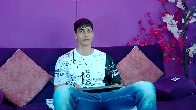 AlessioVitale online show from November 2025 01:34:01 PM