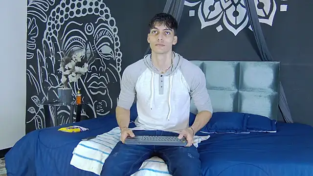 AlessioVitale online show from December 2025 12:00:02 PM