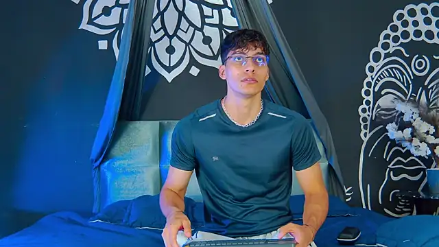 AlessioVitale online show from December 2025 01:24:02 PM