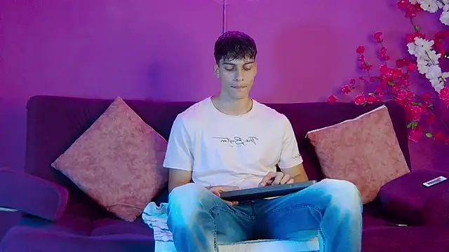 AlessioVitale online show from November 2025 12:16:02 PM