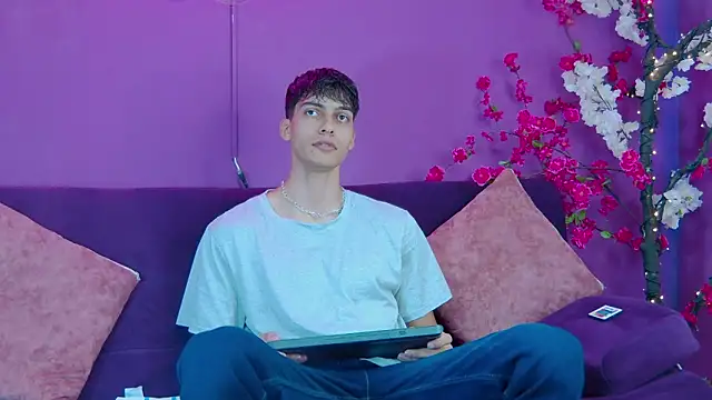 AlessioVitale online show from November 2025 12:16:01 PM