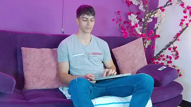 AlessioVitale online show from November 2025 12:16:01 PM