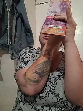 CurvyNoir online show from April 2026 07:56:02 PM