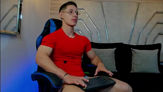 Snapshot of MAXTHOMSON chatting on February 2026 01:34:02 AM MAXTHOMSON online show from February 2026 01:34:02 AM