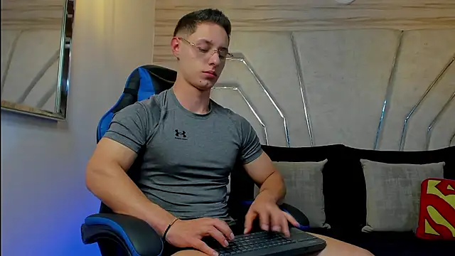 Snapshot of MAXTHOMSON chatting on February 2026 12:33:02 AM MAXTHOMSON online show from February 2026 12:33:02 AM