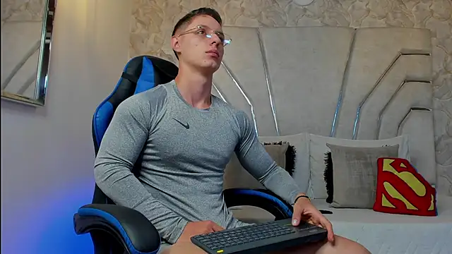 MAXTHOMSON online show from March 2026 01:33:02 AM