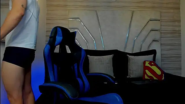 Snapshot of MAXTHOMSON chatting on February 2026 04:33:01 AM MAXTHOMSON online show from February 2026 04:33:01 AM