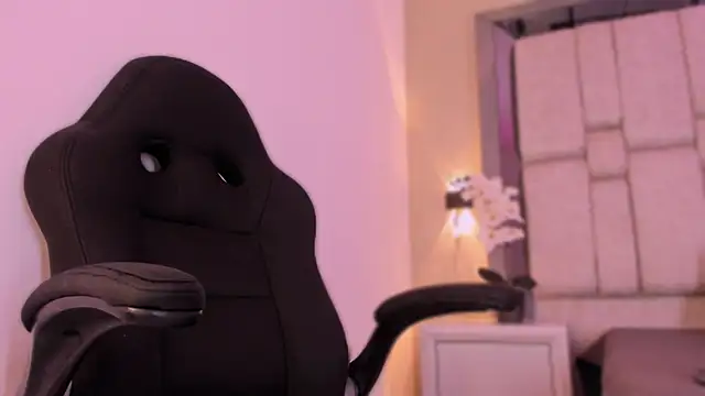 Snapshot of Alysslender chatting on December 2025 11:23:02 AM Alysslender online show from December 2025 11:23:02 AM