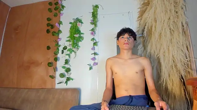 Leo Glow online show from February 2026 01:18:02 PM