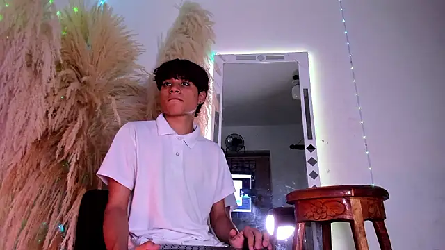 Leo Glow online show from February 2026 07:57:01 PM