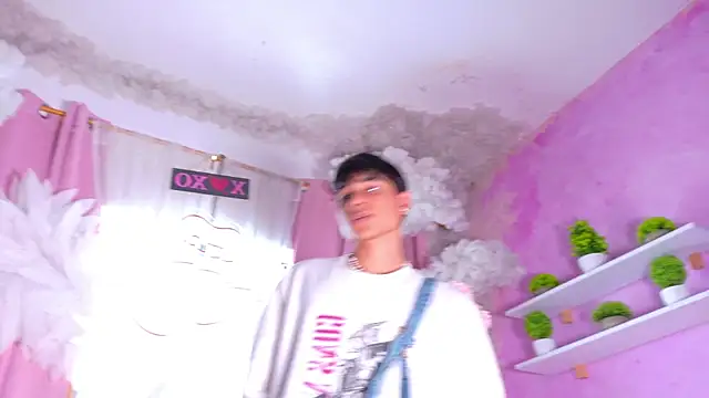 Leo Glow online show from April 2026 07:59:01 PM