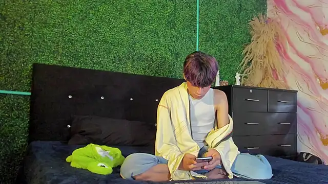 Leo Glow online show from February 2026 01:00:01 PM