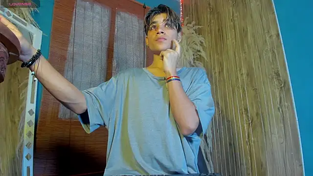 Leo Glow online show from December 2025 01:10:02 PM