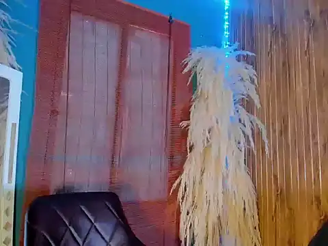 Leo Glow online show from December 2025 07:17:01 PM