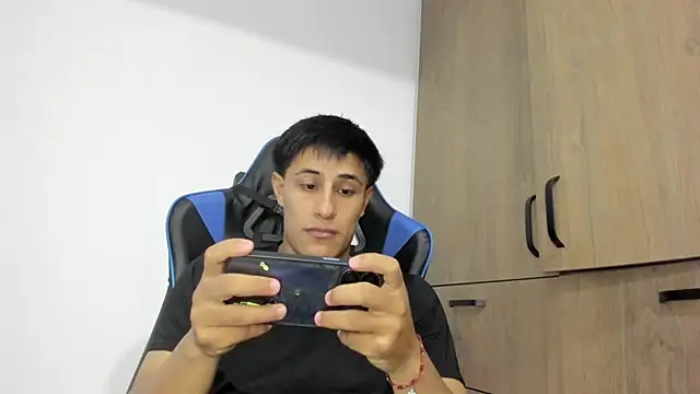 dorman boy online show from December 2025 09:05:01 PM