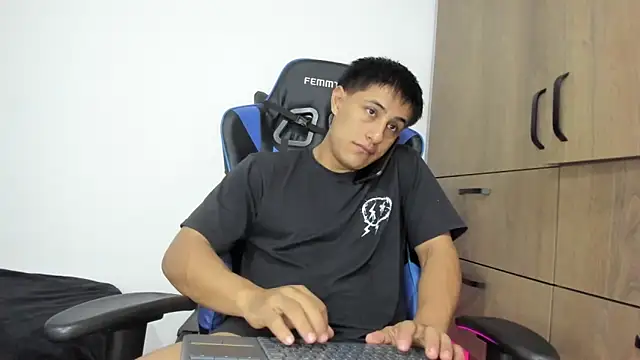 dorman boy online show from November 2025 03:50:02 AM