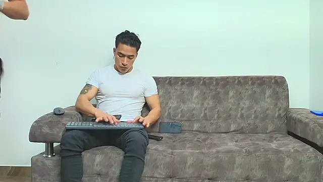 Snapshot of thebadboys05 chatting on December 2025 04:37:01 AM thebadboys05 online show from December 2025 04:37:01 AM