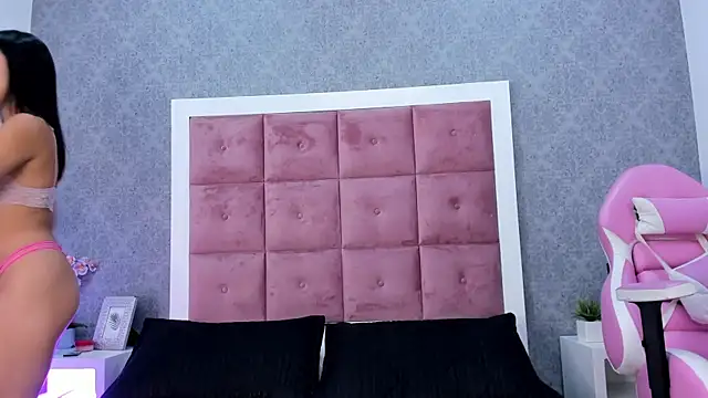 ailenaranda online show from November 2025 12:15:02 PM