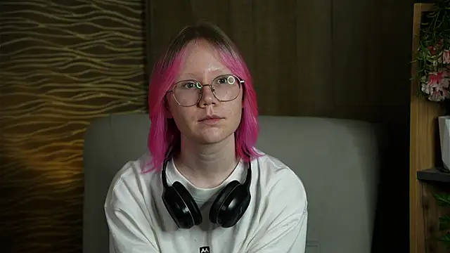 Snapshot of HanVertz chatting on November 2025 09:25:01 AM HanVertz online show from November 2025 09:25:01 AM