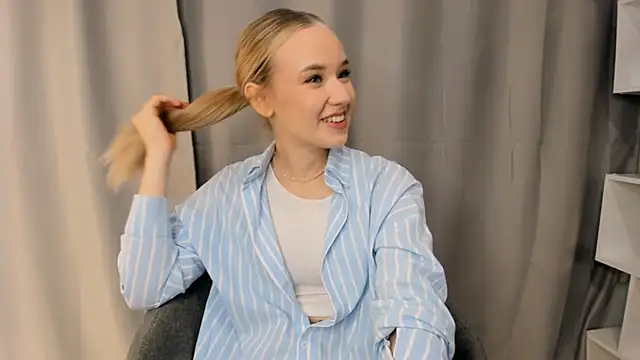 Snapshot of EveMcclearen chatting on November 2025 07:23:02 AM EveMcclearen online show from November 2025 07:23:02 AM