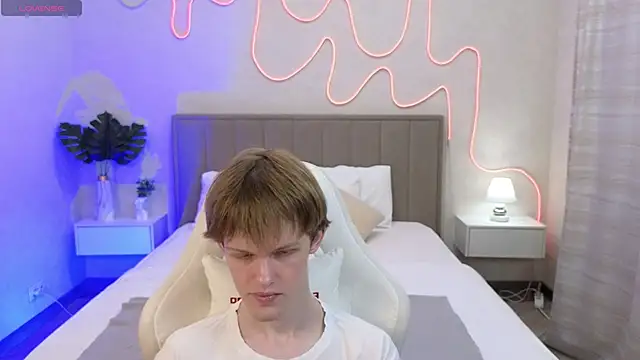 Snapshot of Fakeangel87 chatting on November 2025 01:11:02 AM Fakeangel87 online show from November 2025 01:11:02 AM