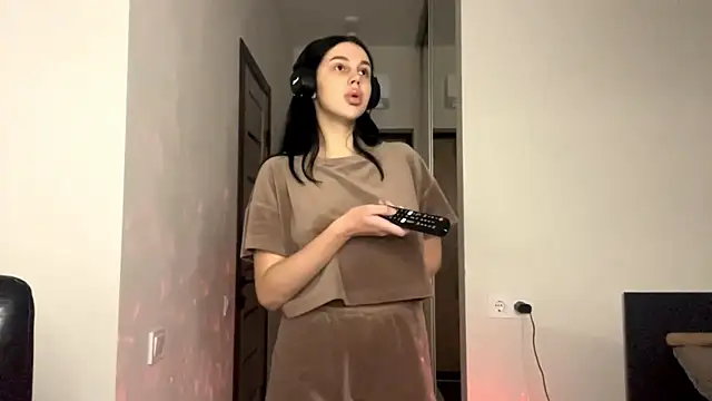 EliseBonser online show from November 2025 06:55:01 PM