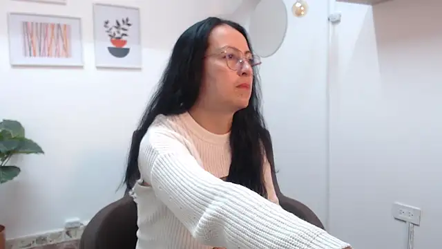 Lauryn Jones online show from November 2025 02:39:02 PM