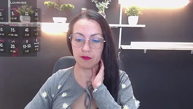 Lauryn Jones online show from April 2026 04:53:01 PM