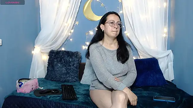 Lauryn Jones online show from November 2025 03:00:02 PM