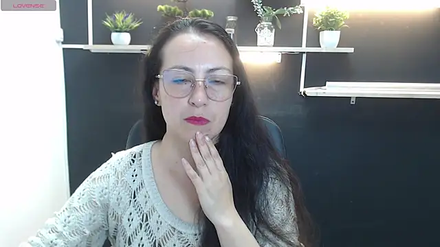 Lauryn Jones online show from April 2026 07:19:01 PM