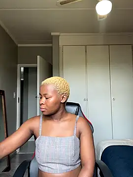 Snapshot of MiyaXo2 chatting on November 2025 08:18:01 AM MiyaXo2 online show from November 2025 08:18:01 AM