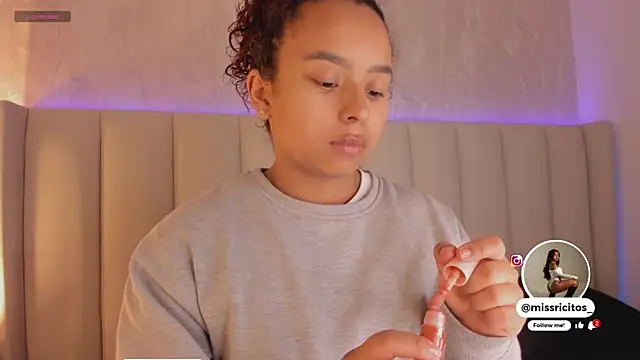 Snapshot of LaraCurls chatting on December 2025 11:53:02 AM LaraCurls online show from December 2025 11:53:02 AM