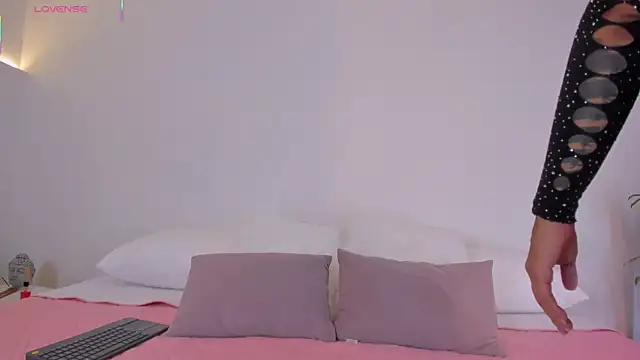  Hanna Williams  online show from November 2025 08:36:02 PM