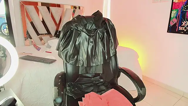 Snapshot of Ebonynaughty chatting on November 2025 03:27:01 PM Ebonynaughty online show from November 2025 03:27:01 PM