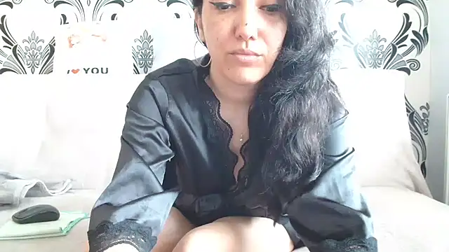 Snapshot of CharmingPearl chatting on June 2026 11:26:01 AM CharmingPearl online show from June 2026 11:26:01 AM