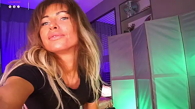 Nikki  Amour online show from February 2026 01:35:02 PM