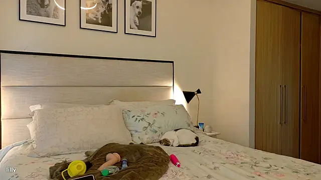 Snapshot of Itslillybloom chatting on November 2025 04:34:02 AM Itslillybloom online show from November 2025 04:34:02 AM