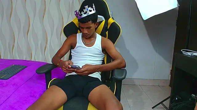 Snapshot of Boy_savoy chatting on November 2025 07:40:01 PM Boy savoy online show from November 2025 07:40:01 PM