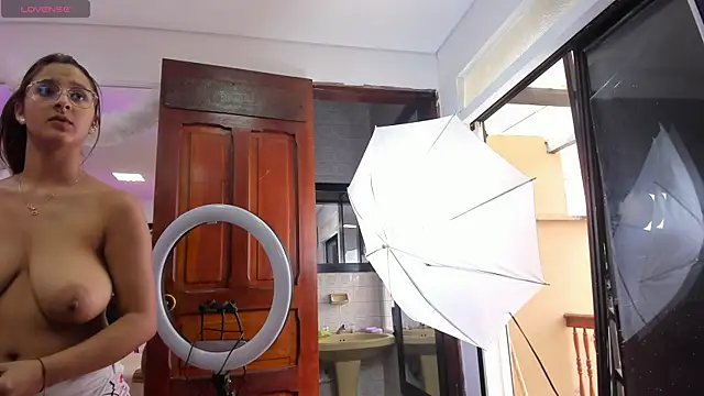 Snapshot of kendra_london chatting on January 2026 05:27:02 PM kendra london online show from January 2026 05:27:02 PM