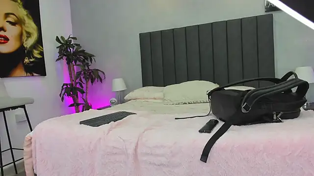 Snapshot of kendra_london chatting on April 2026 11:33:01 AM kendra london online show from April 2026 11:33:01 AM