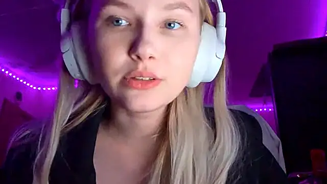 KarinRobertson online show from December 2025 06:31:02 PM