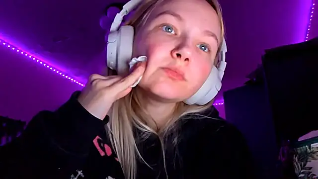 KarinRobertson online show from December 2025 04:17:01 PM