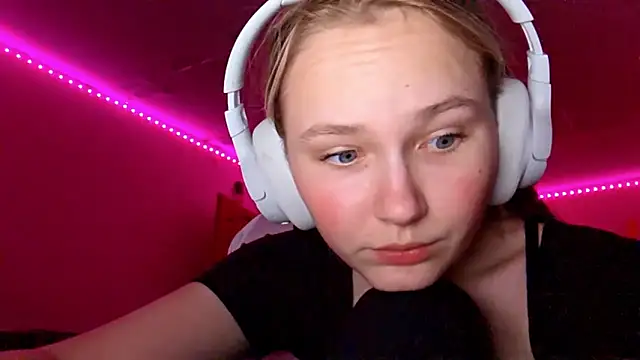 KarinRobertson online show from December 2025 05:04:02 PM