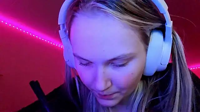 KarinRobertson online show from December 2025 05:16:01 PM