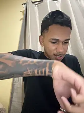 Novinhode18   online show from April 2026 11:33:02 PM