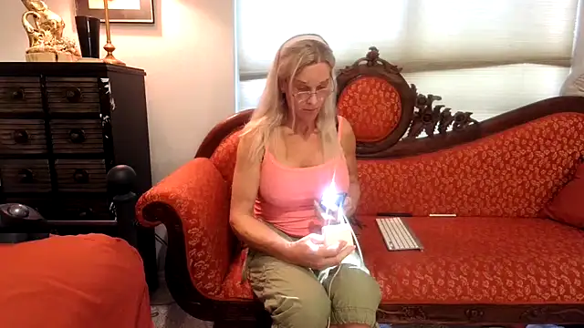 ChrisTinaBruce online show from November 2025 07:18:01 PM