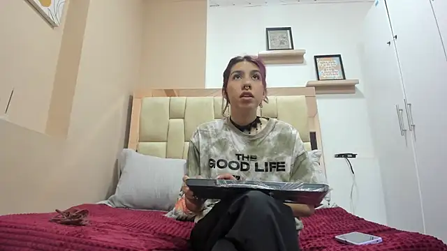 zoe-moreau online show from December 2025 07:05:02 PM