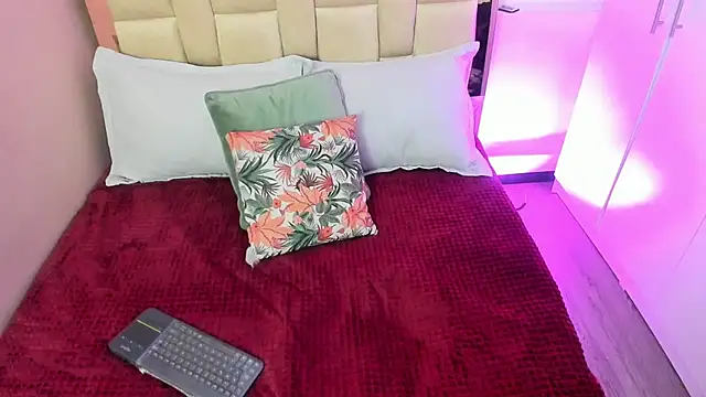 zoe-moreau online show from December 2025 07:07:02 PM